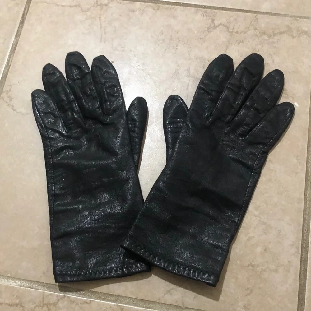 Womens black genuine leather gloves. Size small/medium.